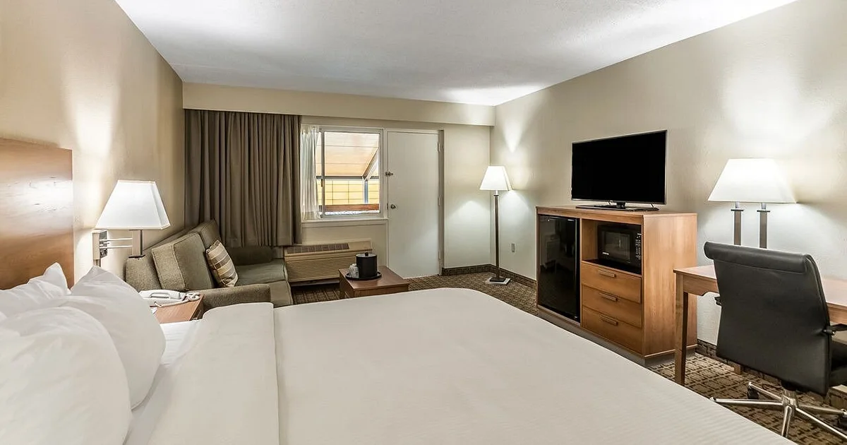 Interior guest room at the Clarion Inn near Harpers Ferry and Charles Town