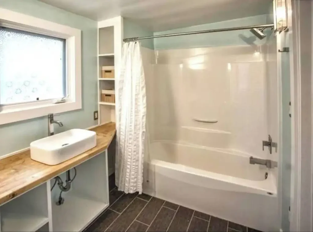Bath in Carrot Top Cottage, rental in Harpers Ferry