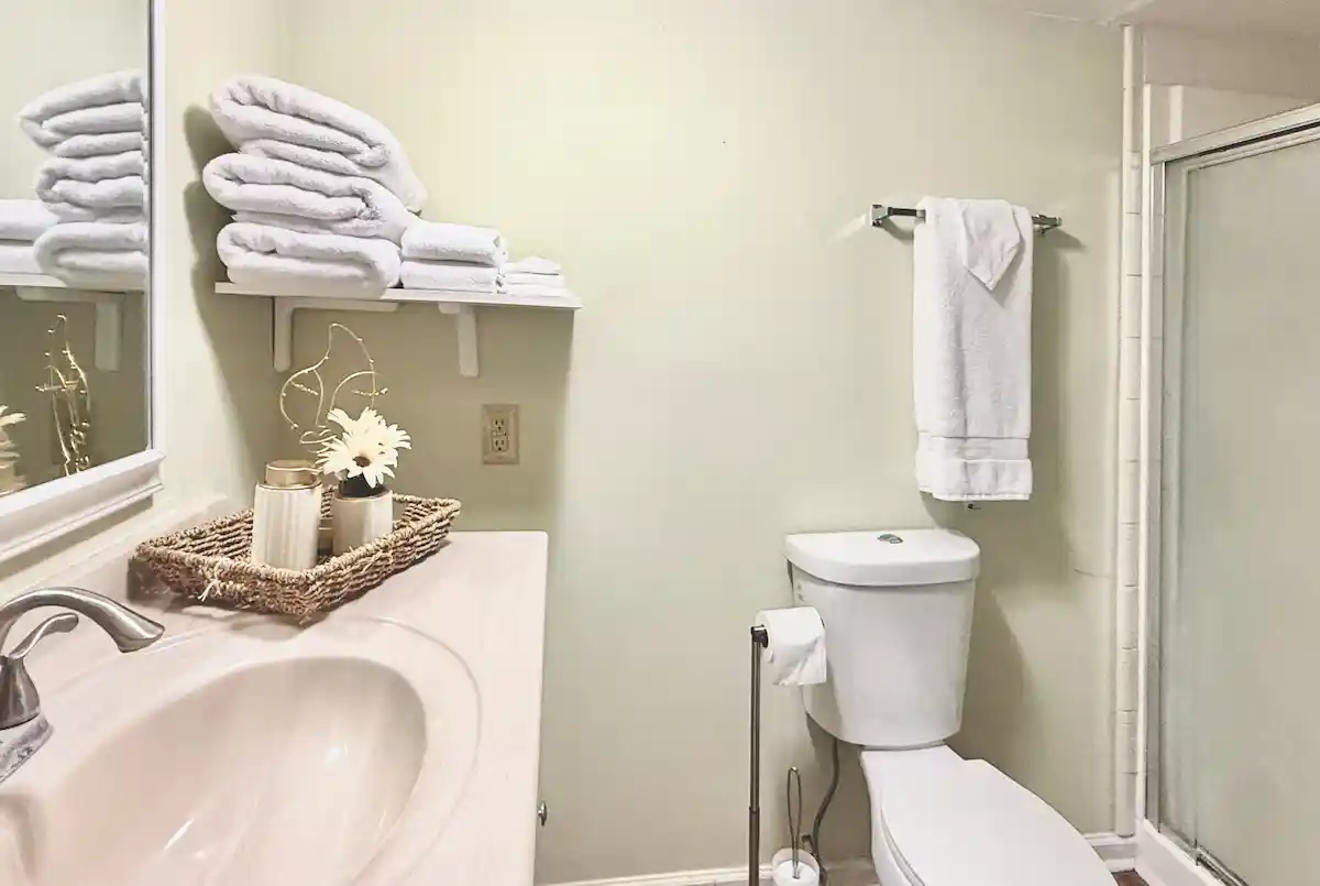 Bath in the McDowell Carriage House studio rental in Harpers Ferry