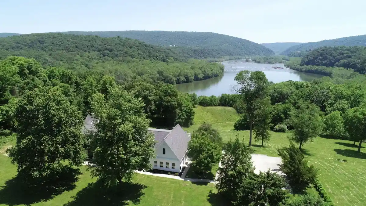 The Blarney exterior, a rental for large groups in Harpers Ferry. The Blarney accommodates 14.