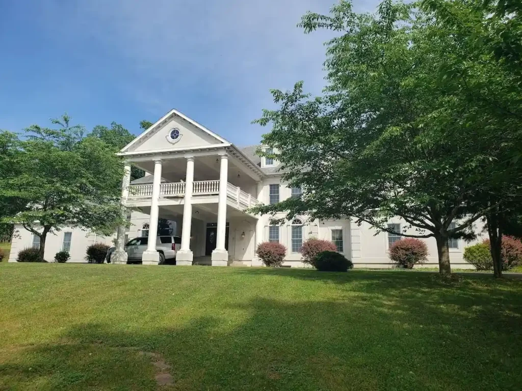 Colonial Estate in Harpers Ferry with indoor pool. Vacation rental in Harpers Ferry for up to 30 people.